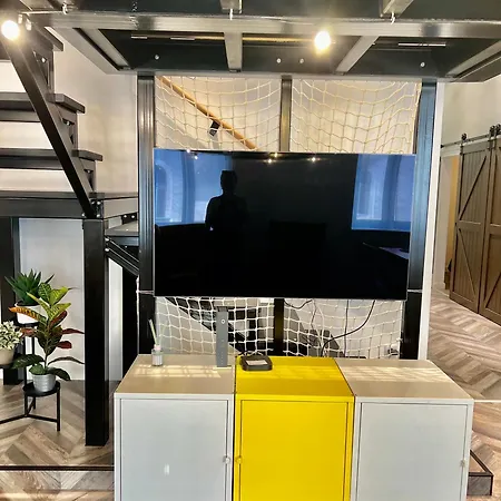 Awesome Loft - King Street Apartment